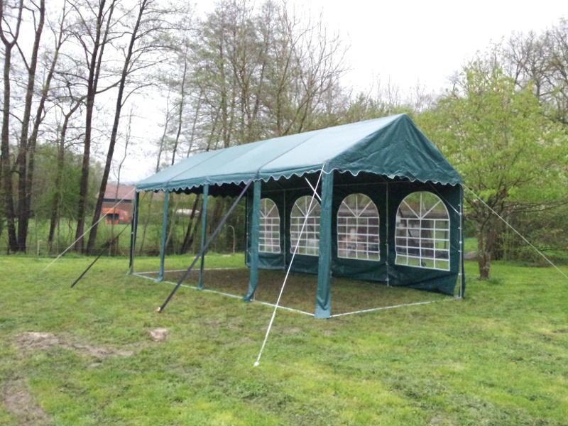 großes Zelt fertig aufgebaut